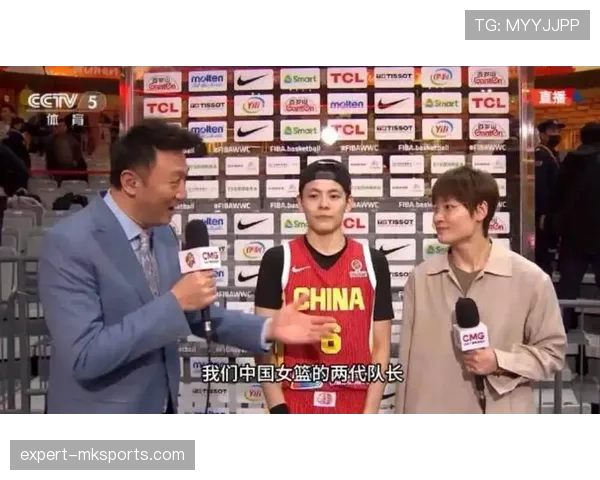 杨力维居然能把篮球场当成嘉年华，生活里到底有多少咱没见过的奢侈？